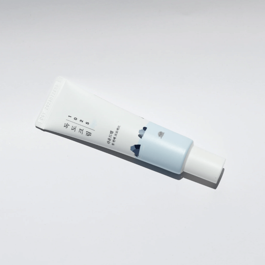 Round Lab Dokdo Eye Cream para contorno cansado y deshidratado.