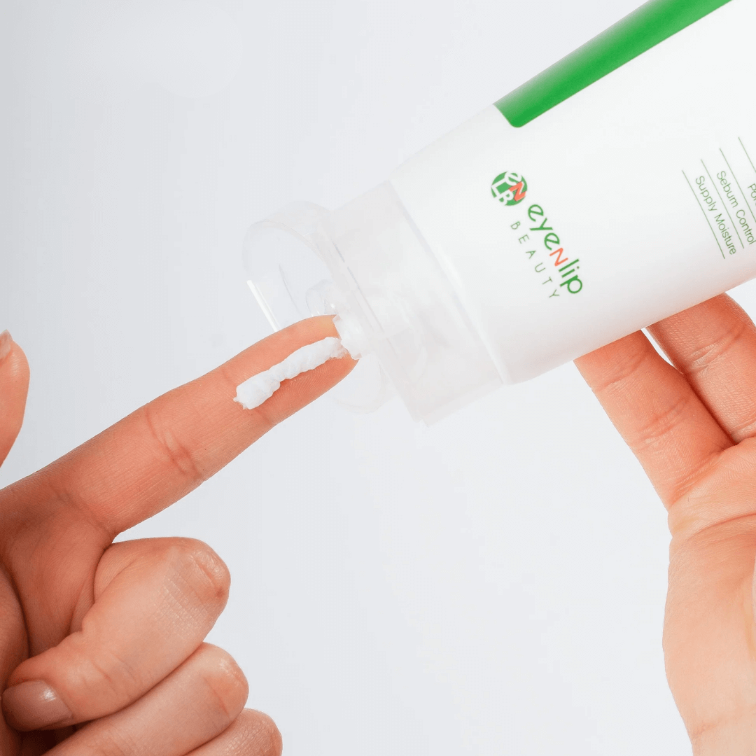 Eyenlip AC Clear Cleansing Foam de textura ligera y rápida absorción.