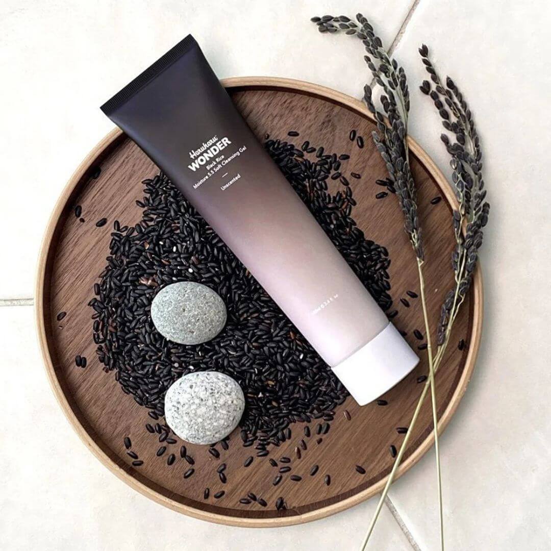 Black Rice Moisture 5.5 Soft Cleansing Gel Haruharu Wonder reduce tirantez tras la limpieza.