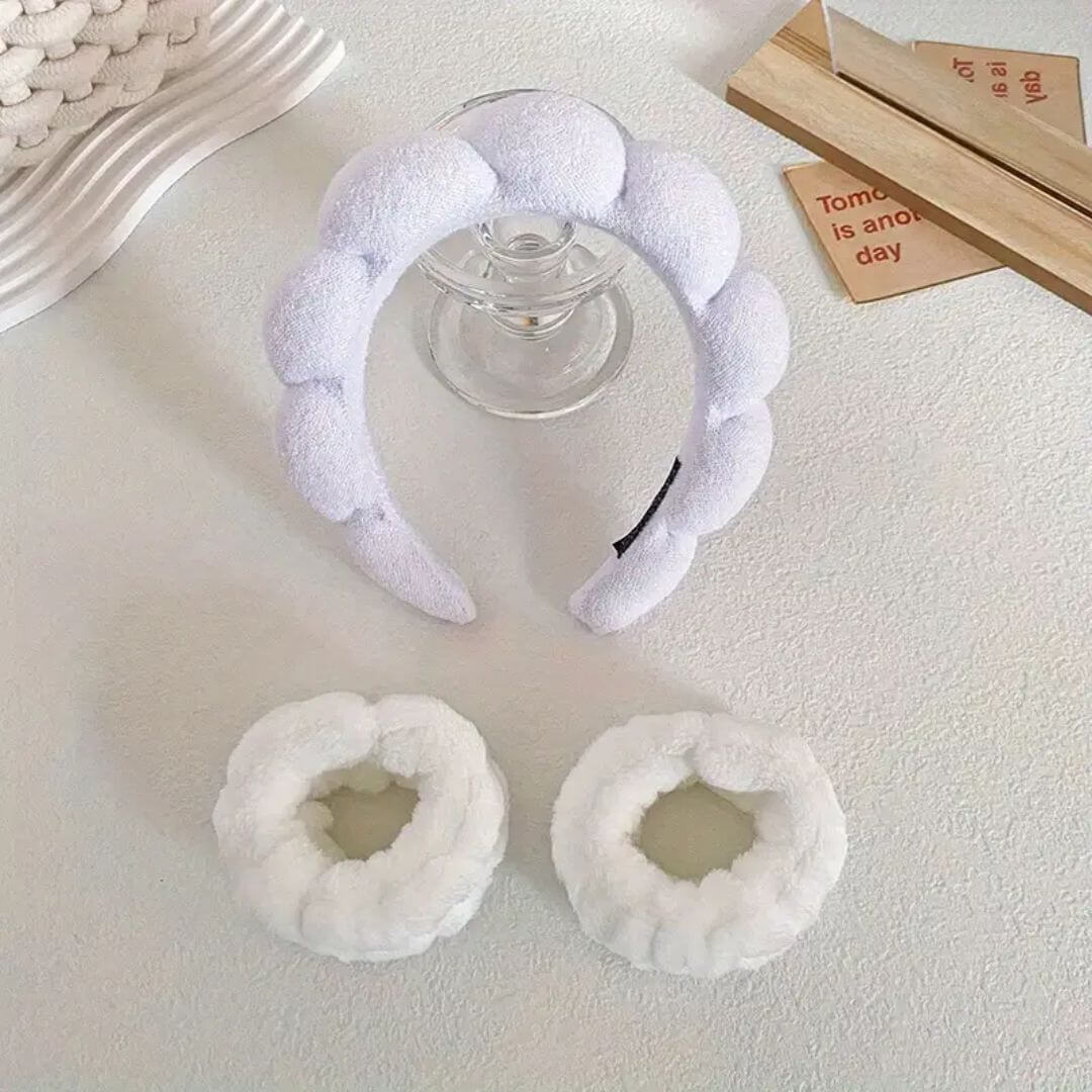 Complementos para skincare: diadema para sujetar el cabello y muñequeras para absorción rápida.