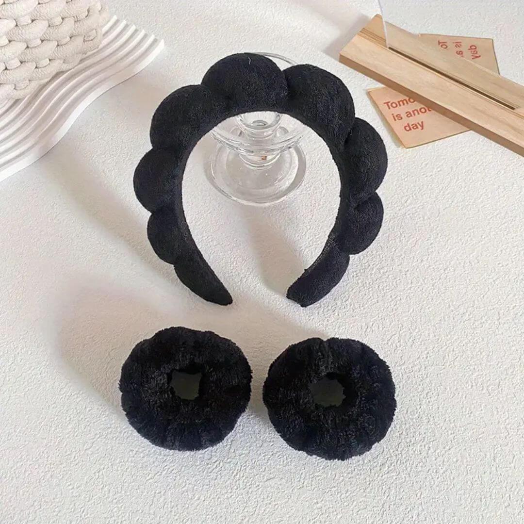 Diadema y muñequeras para el cuidado de la piel, imprescindibles para una rutina organizada.