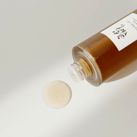 Esencia anti-envejecimiento Ginseng Essence Water, con extracto de ginseng y ácido hialurónico para una piel firme y luminosa.