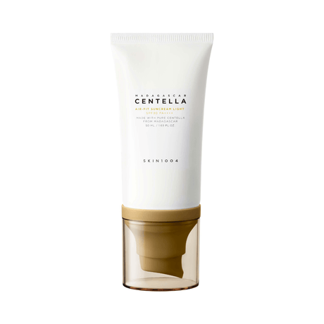 Madagascar Centella Air Fit Suncream Light de Skin 1004 ofrece protección solar ligera y de rápida absorción.