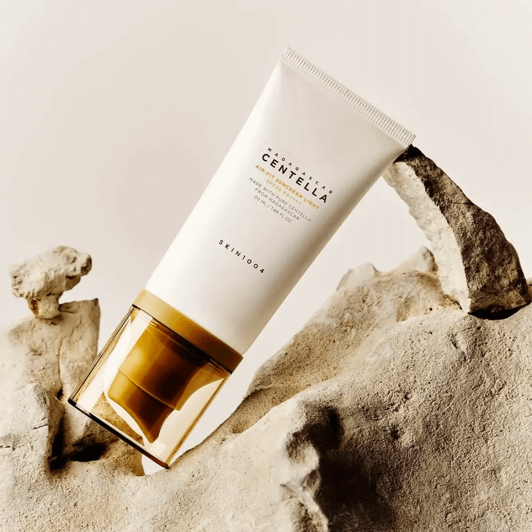 Skin 1004 Madagascar Centella Air Fit Suncream Light protege la piel sensible con una sensación fresca y ligera.