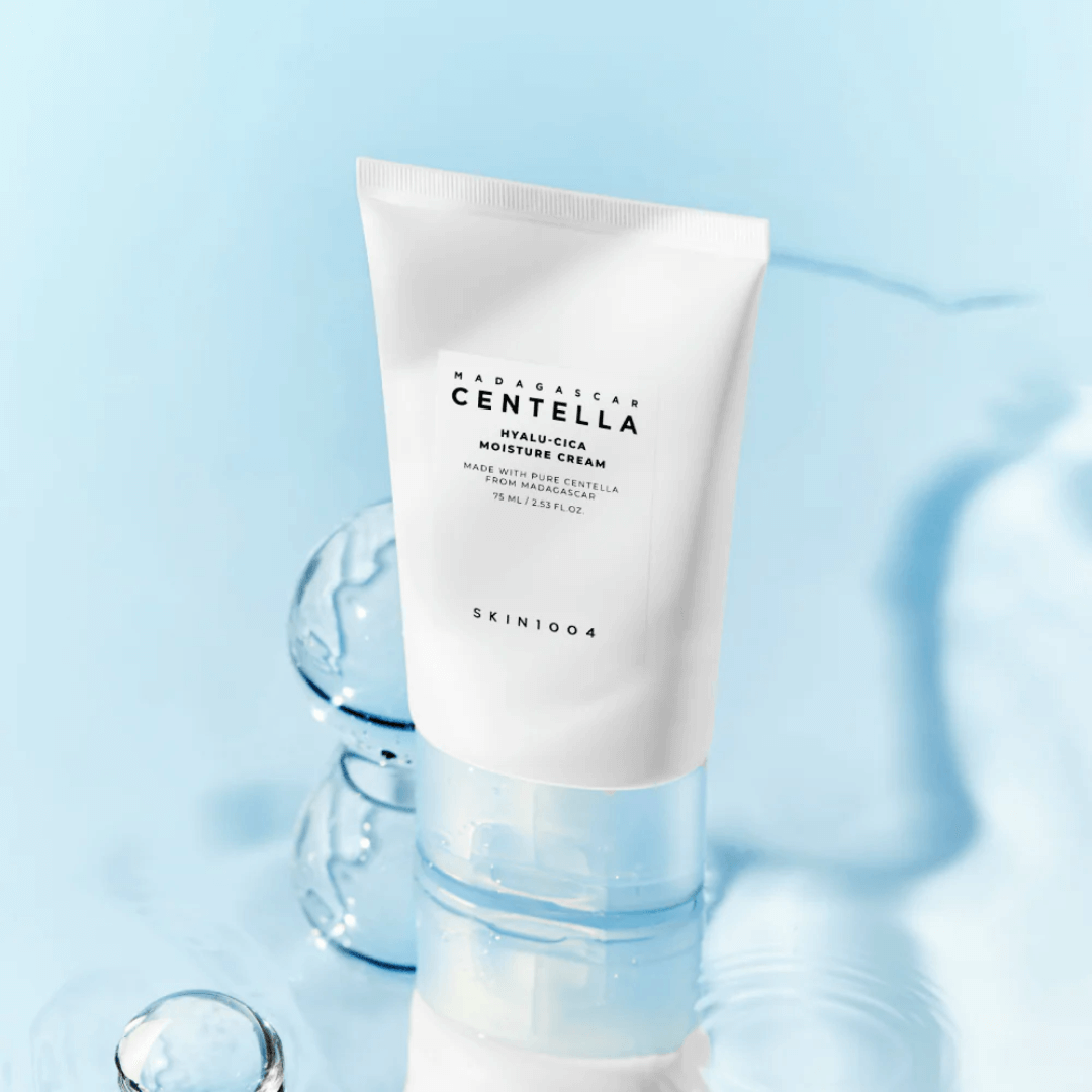 Skin 1004 Madagascar Centella Hyalu-Cica Moisture Cream aporta hidratación duradera y alivia la piel sensible.