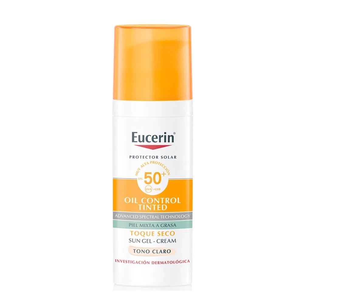 Eucerin Oil Control Tinted Tono Claro ofrece 12 h de control de brillo con L-Carnitina.