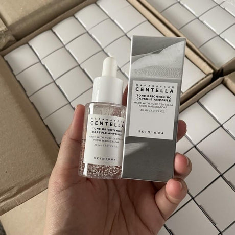 Ampolla Madagascar Centella Tone Brightening de SKIN1004, diseñada para reducir manchas y aportar luminosidad.