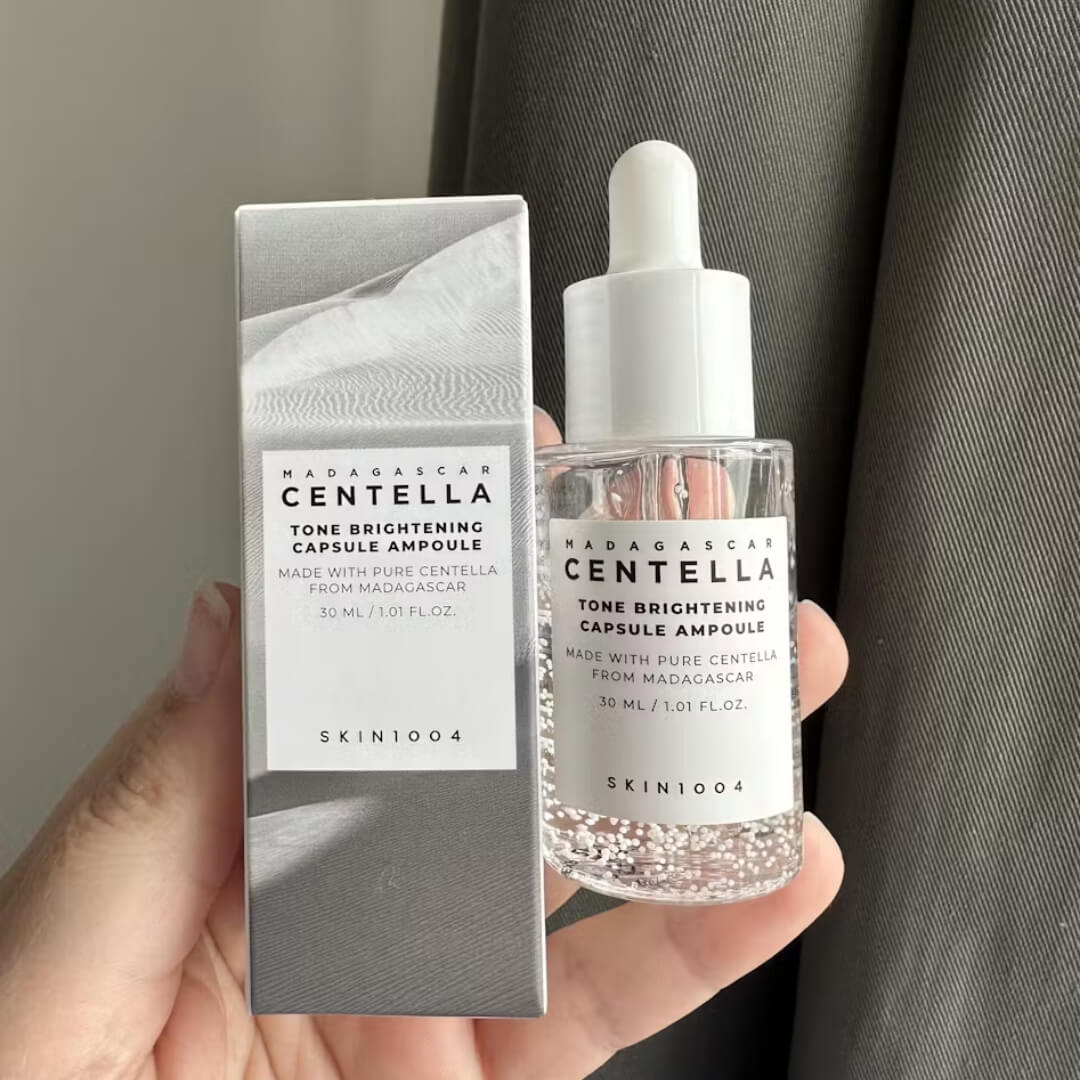SKIN1004 Madagascar Centella Tone Brightening, enriquecida con ingredientes calmantes e iluminadores para una piel radiante.