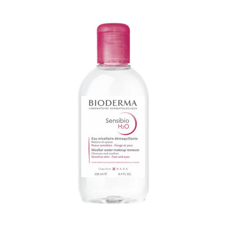 Agua micelar Sensibio H2O Bioderma limpia y desmaquilla suavemente la piel sensible.