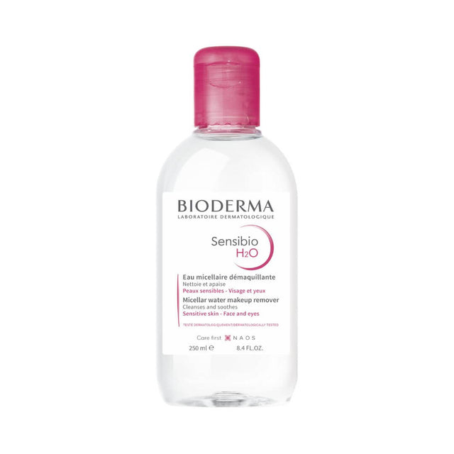 Agua micelar Sensibio H2O Bioderma limpia y desmaquilla suavemente la piel sensible.