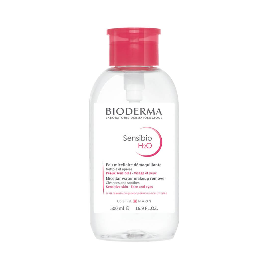 Agua micelar Sensibio H2O Bioderma limpia y calma la piel sensible del rostro.