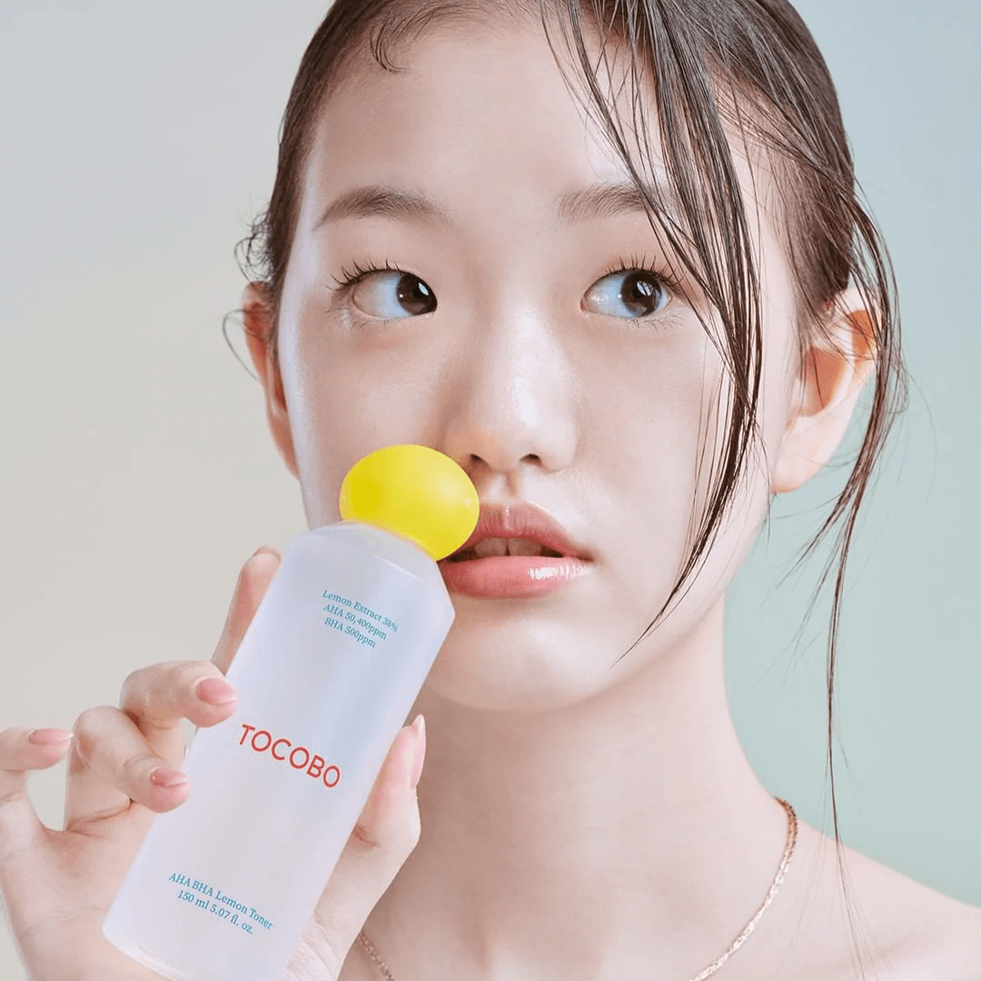 Tocobo AHA BHA Lemon Toner, hidrata mientras elimina células muertas una piel más clara y uniforme.