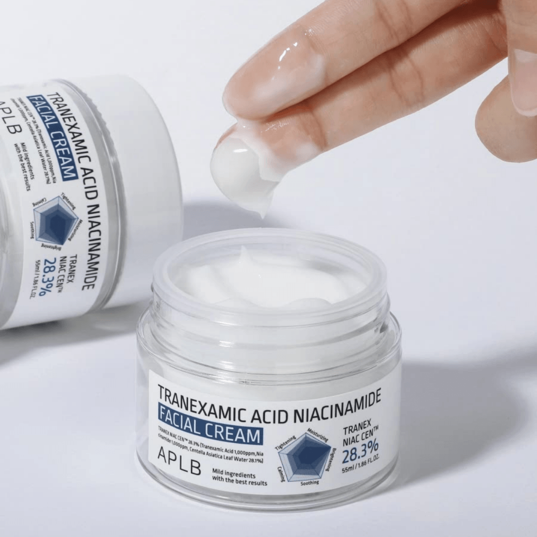 Facial cream con niacinamida y ácido tranexámico que mejora luminosidad mientras fortalece la barrera cutánea.