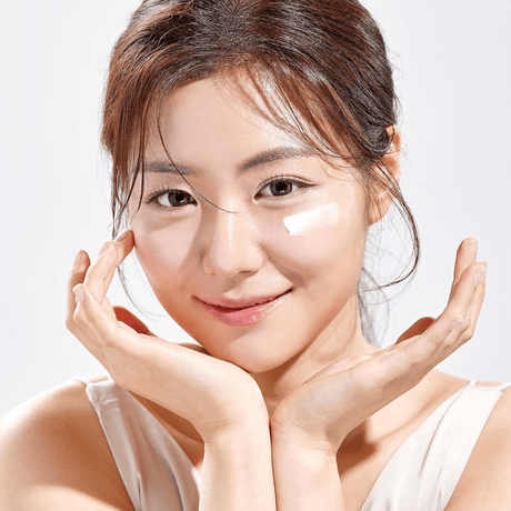 Mixsoon Bean Eye Cream con una textura sedosa y sin sensación de tirantez.