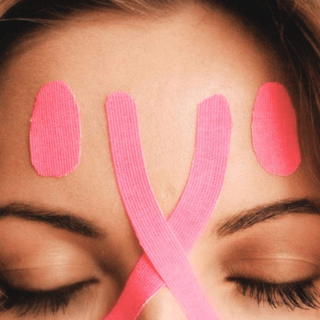 Cinta de efecto lifting para rostro que se coloca estratégicamente sobre la piel para generar una apariencia más tersa y elevada.