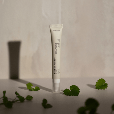 Black Rice Bakuchiol Eye Cream que reduce visiblemente ojeras y líneas finas desde las primeras semanas.