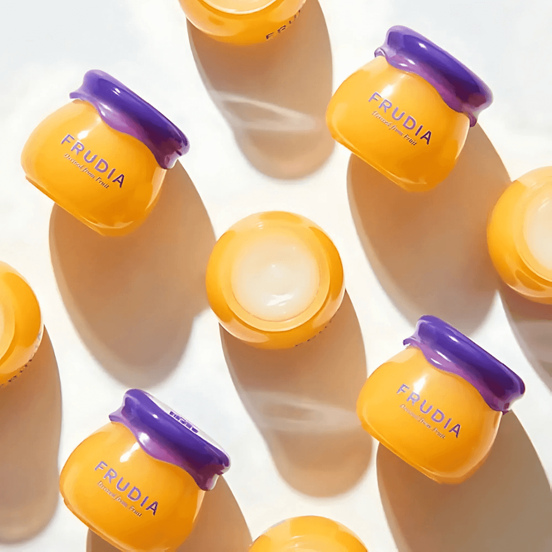 Bálsamo labial Frudia Blueberry Hydrating Honey restaura labios secos y apagados.