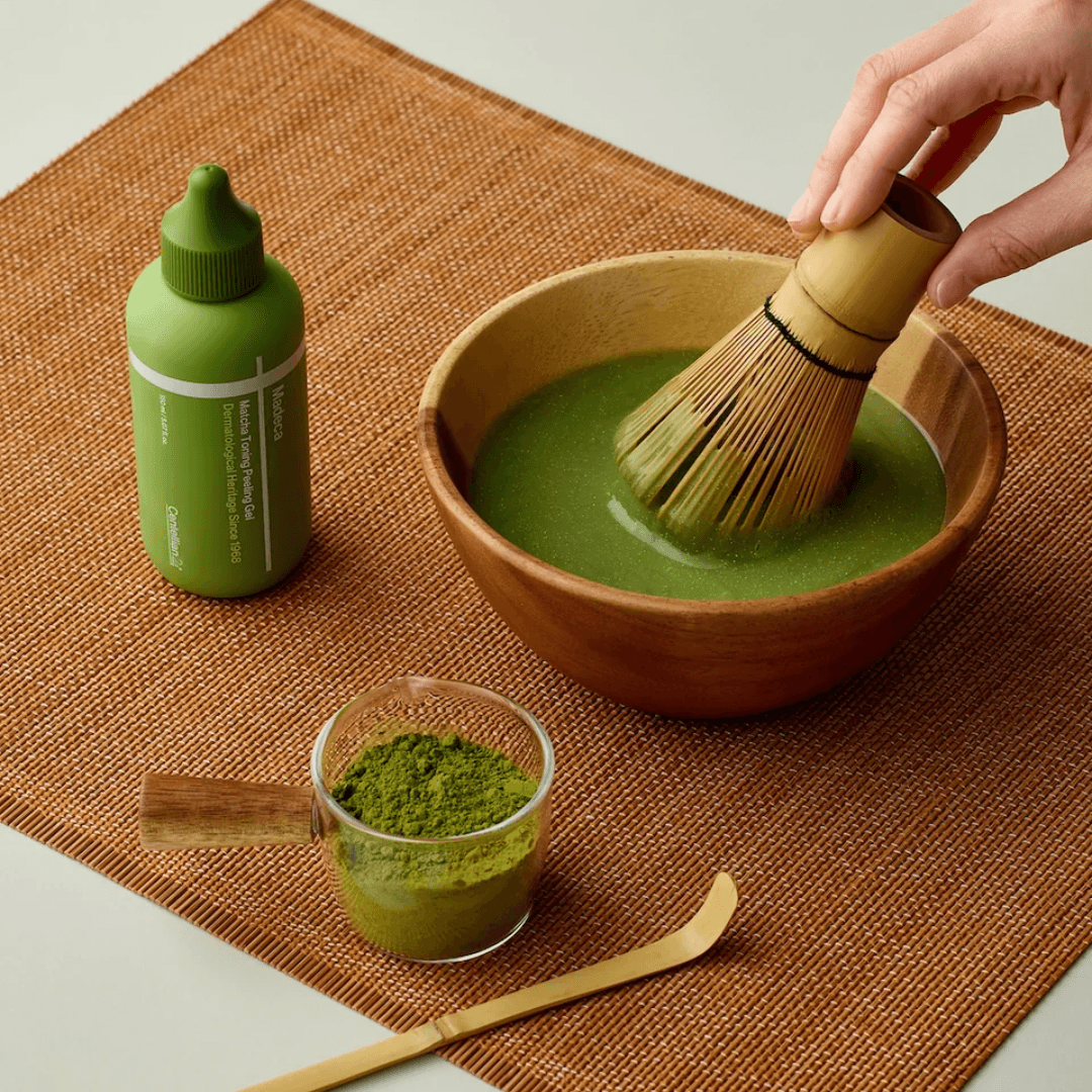 Exfoliante suave con matcha ideal para piel sensible que busca mejorar textura y claridad.