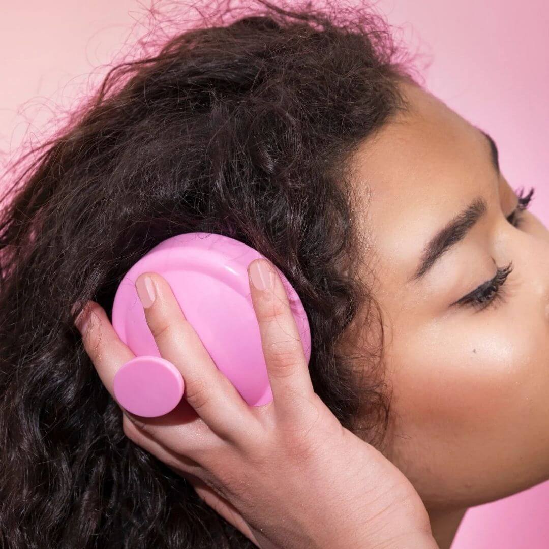 Herramienta ergonómica Hair Scalp Massager, diseñada para un cuidado capilar completo.