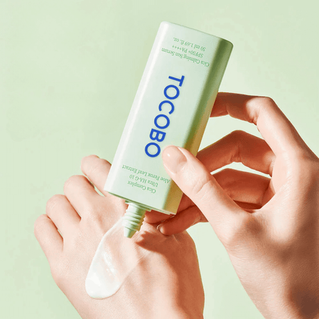 Tocobo Cica Calming Sun Serum se absorbe rápido y calma piel irritada por exposición solar.
