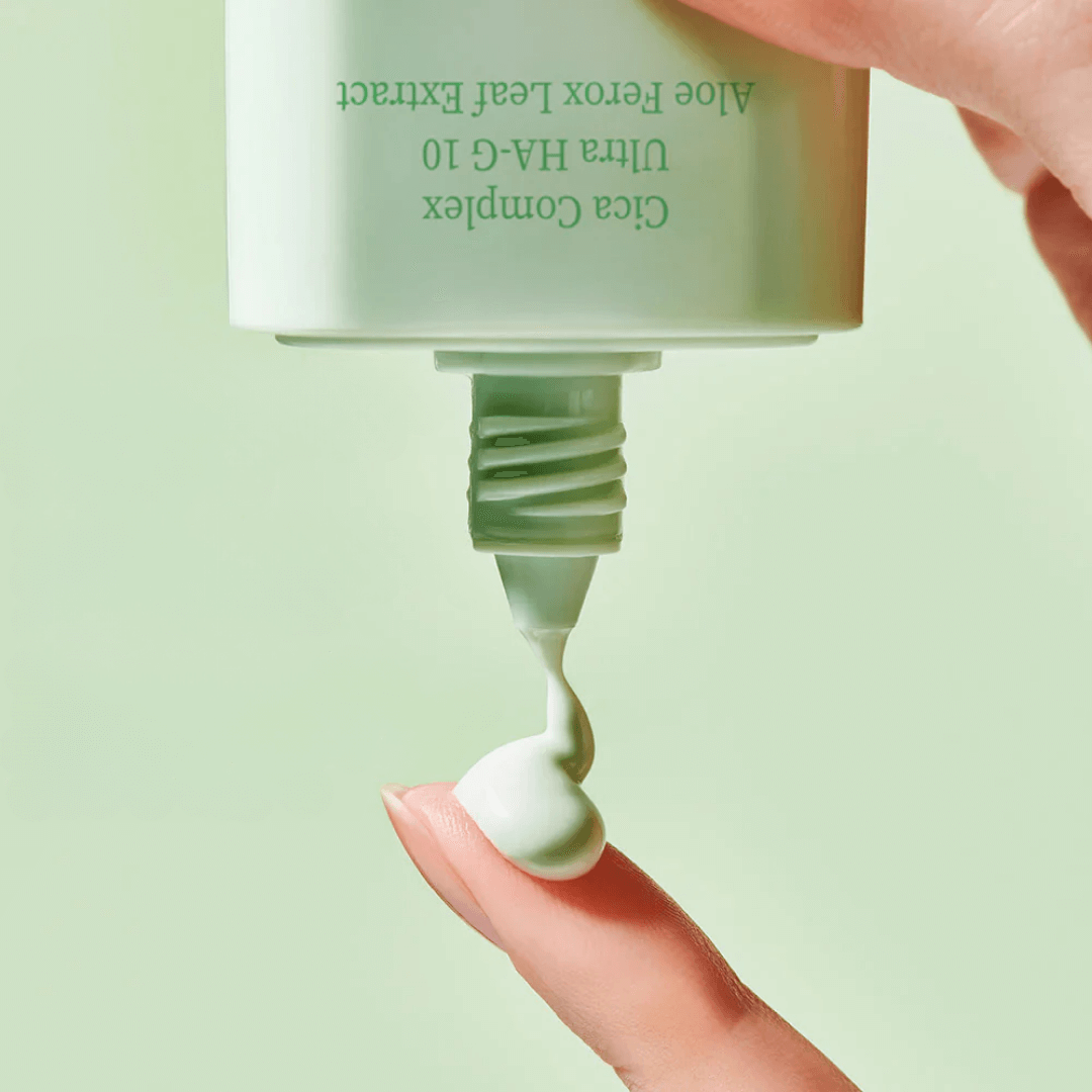 Tocobo Cica Calming Sun Serum con textura ligera que hidrata y protege sin dejar residuo.