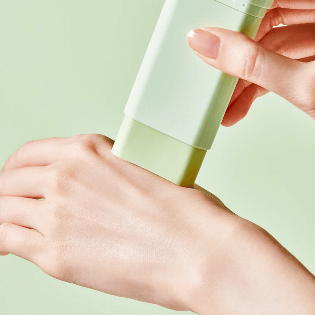 Tocobo Cica Cooling Sun Stick de rápida absorción y fórmula ligera que facilita la reaplicación durante el día.