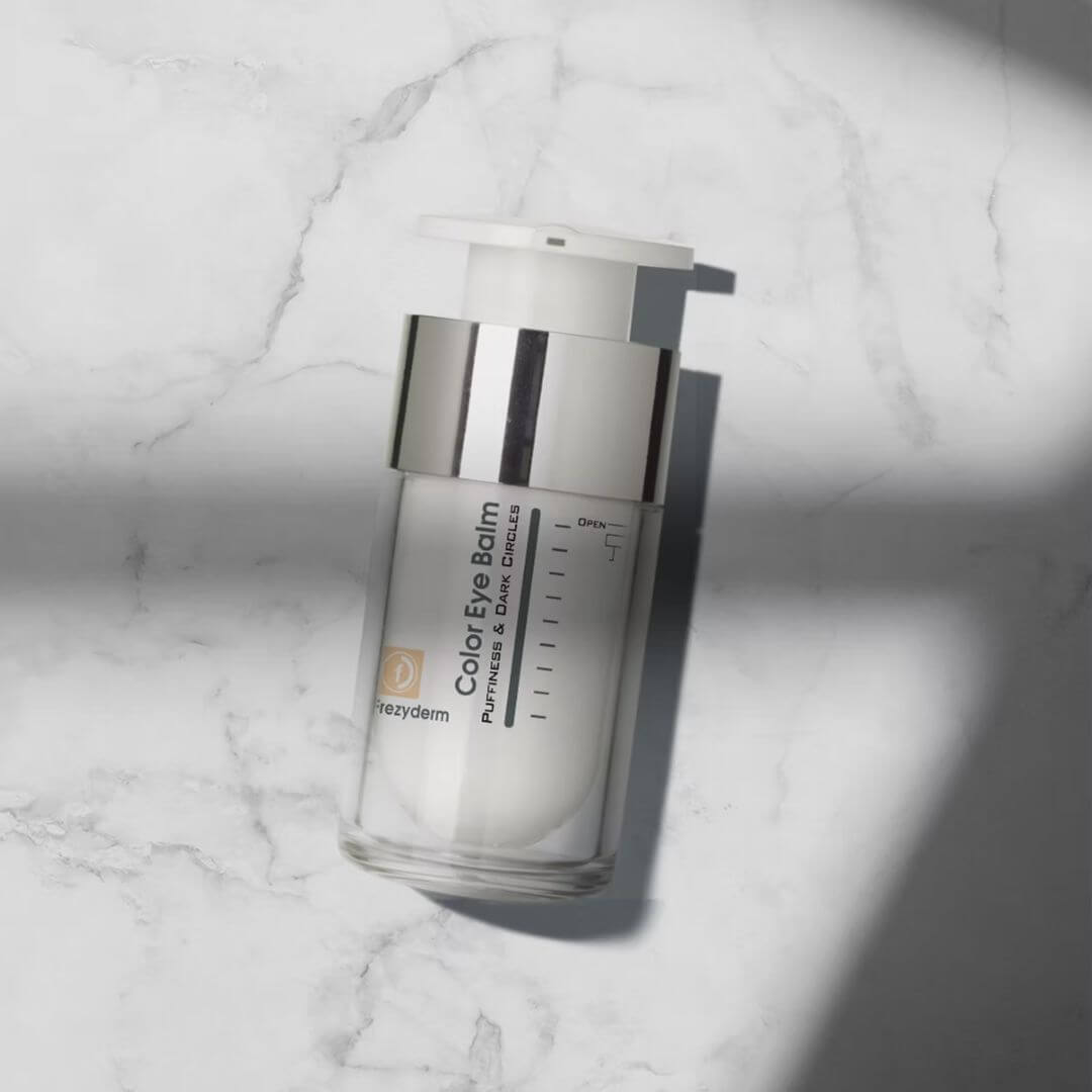 Color Eye Balm Frezyderm uniforma el tono del contorno y deja un acabado natural.