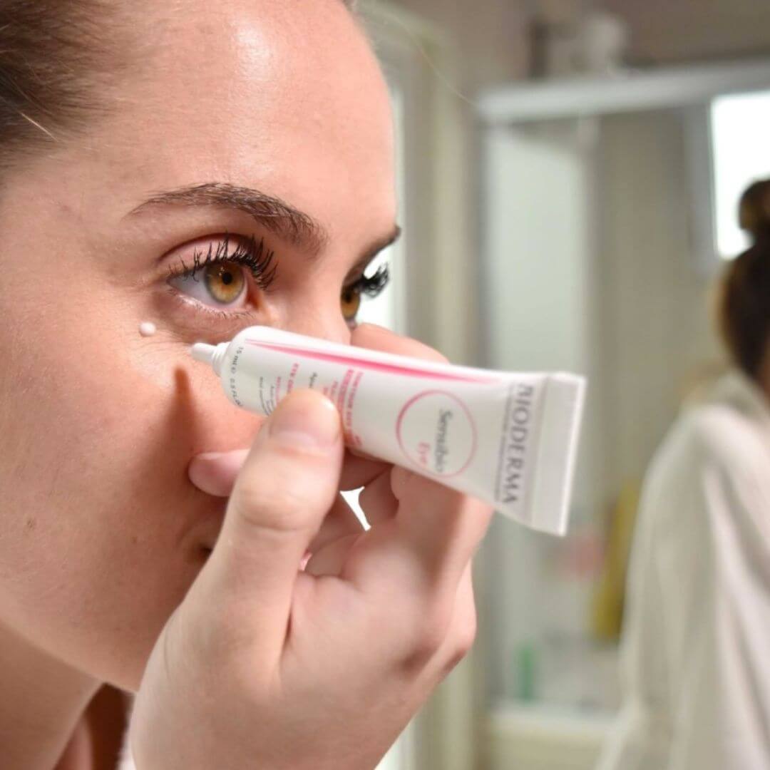 Contorno de Ojos Sensibio Eye Bioderma hidrata y protege la piel sensible del área ocular.