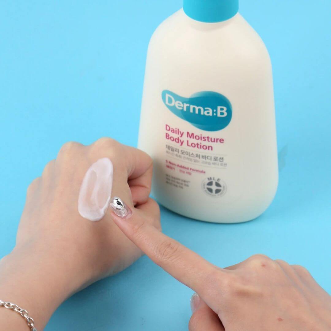 Derma:B Daily Moisture Body Lotion contiene manteca de karité y ceramidas para nutrir la piel seca.