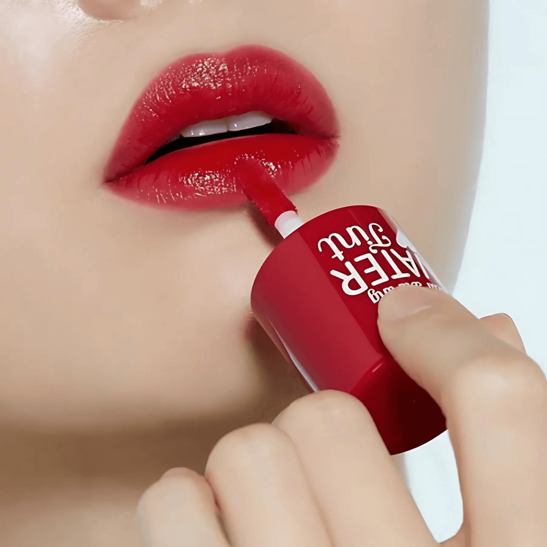 Etude Dear Darling Water Tint aporta efecto acuoso y labios hidratados de color Cherry Ade.