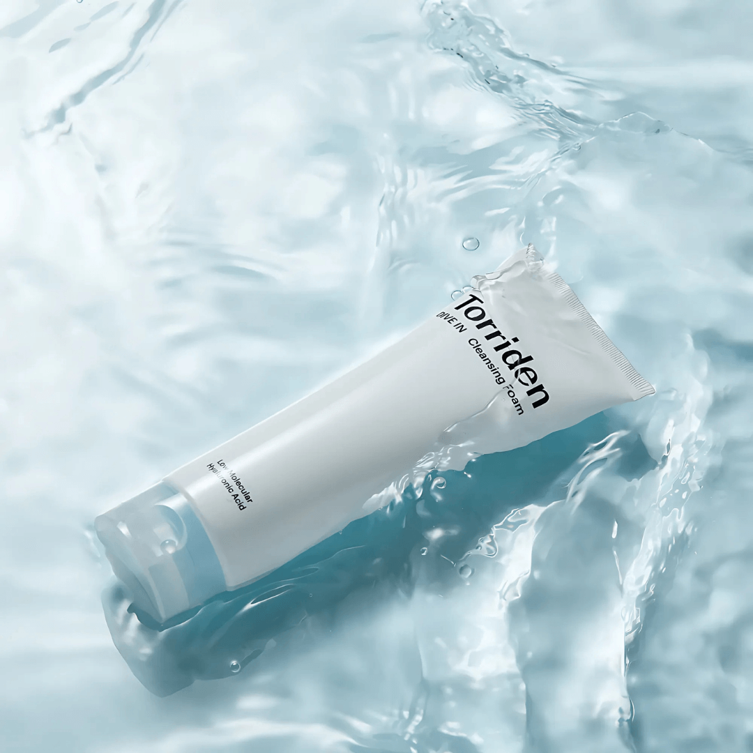 Dive In Cleansing Foam brinda limpieza suave para piel sensible.