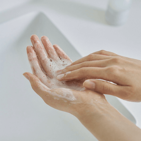 Gel limpiador con ceramidas y pantenol para proteger la barrera cutánea.