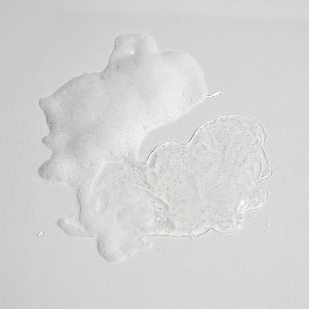 Celimax Mild Gel Cleanser aplicado para una limpieza efectiva y calmante.