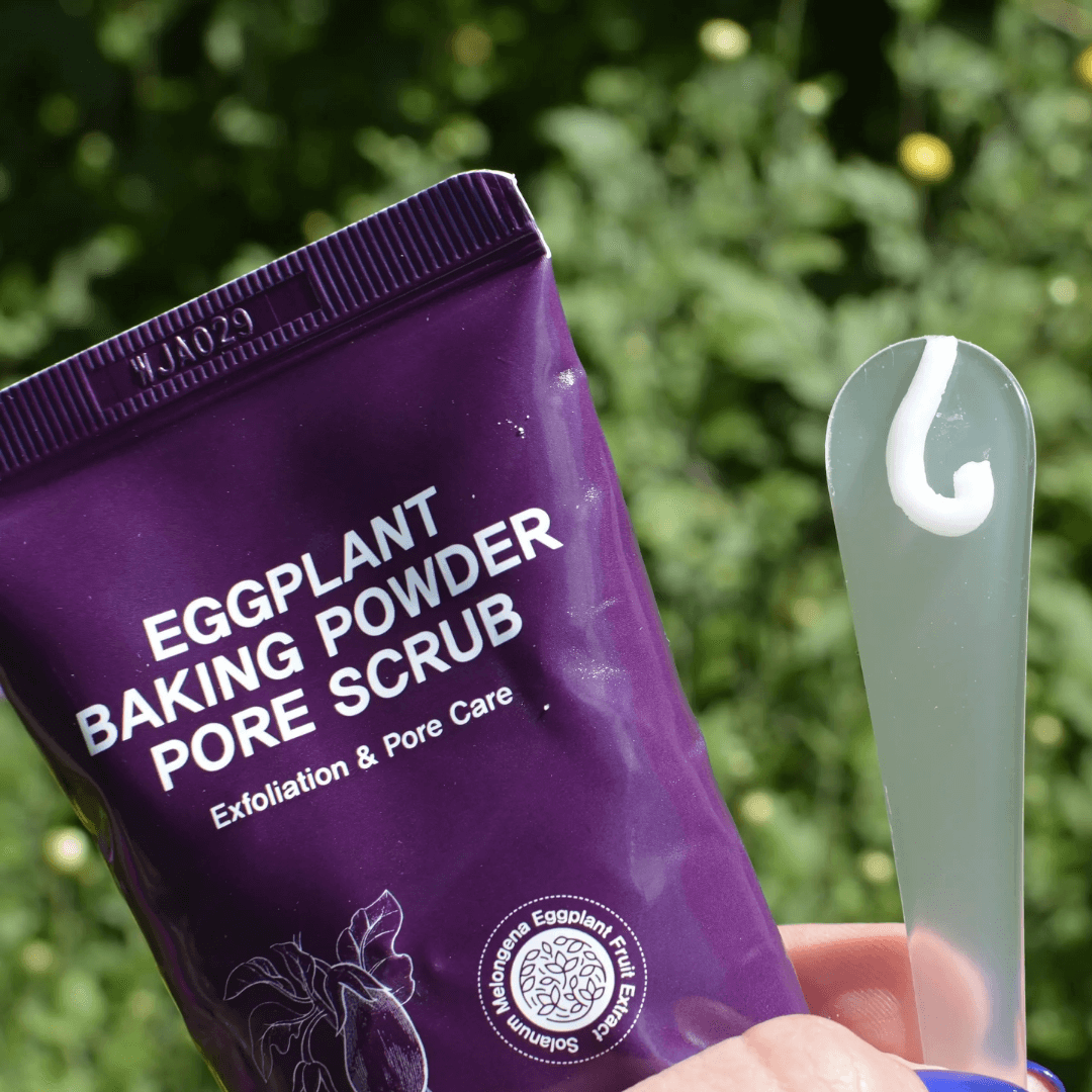 Eggplant Baking Powder Scrub exfolia sin resecar y deja una sensación refrescante.