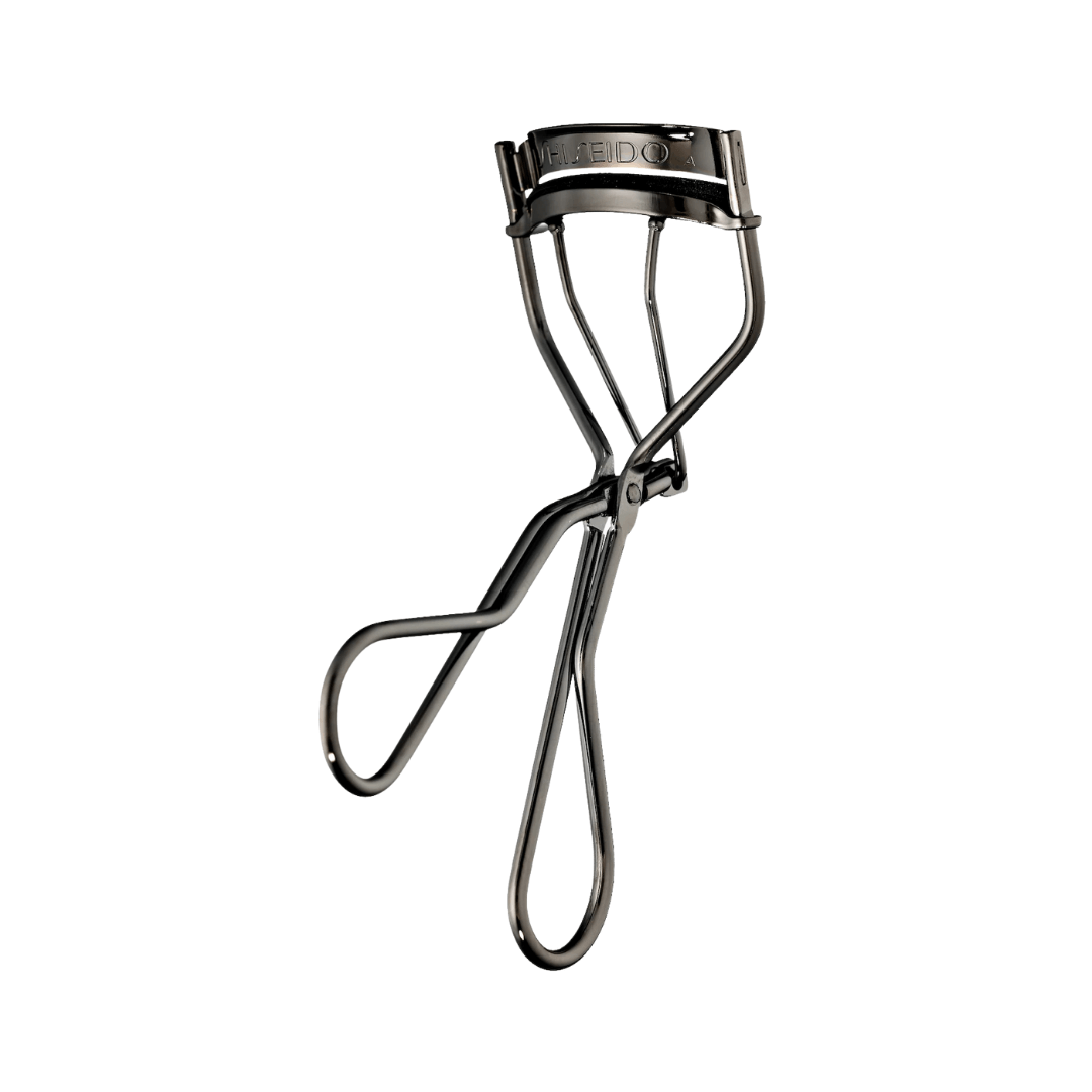 Eyelash Curler de Shiseido que riza las pestañas con precisión y sin tirones.