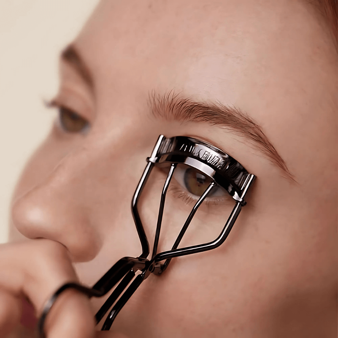 Eyelash Curler de Shiseido diseñado para levantar y curvar las pestañas al instante.