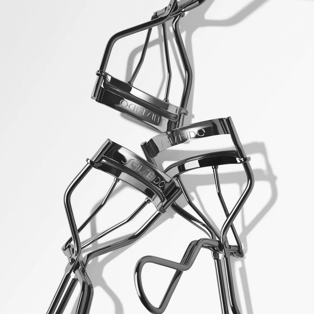 Eyelash Curler de Shiseido con diseño profesional que curva desde la raíz sin dañar.