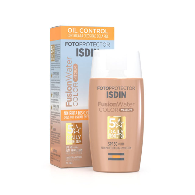 ISDIN Fusion Water Color Medium SPF 50 protege y unifica con acabado natural.