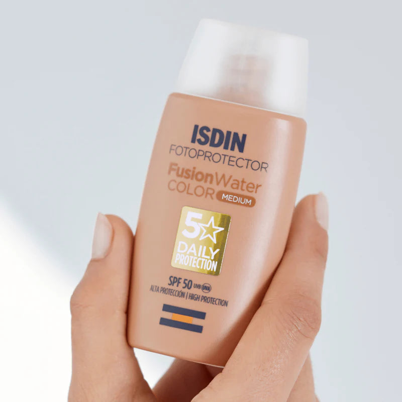 ISDIN Fotoprotector Fusion Water Color Medium SPF 50 cubre imperfecciones.