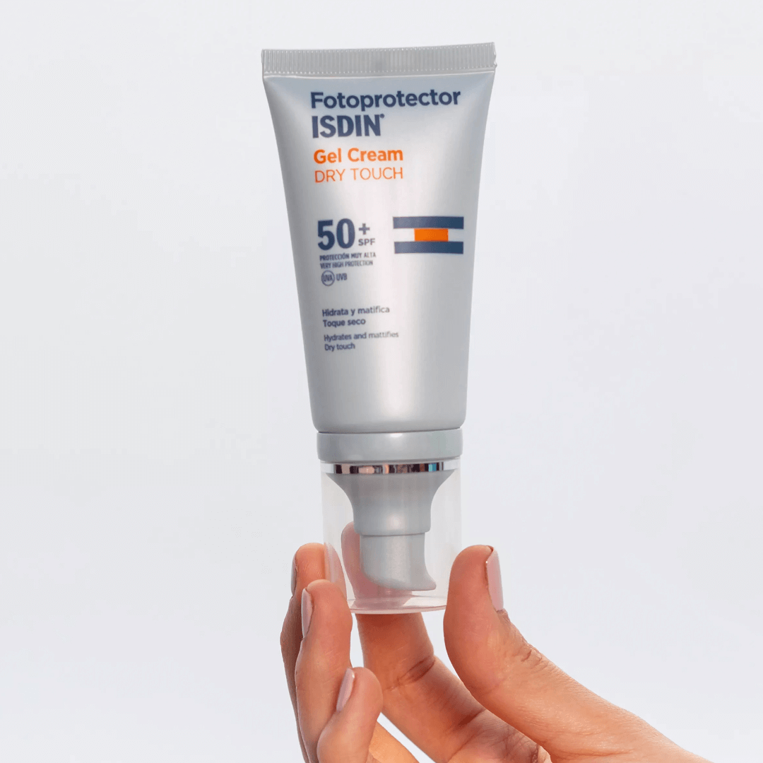 ISDIN Gel Cream Dry Touch SPF 50 ofrece protección UVB/UVA con efecto antibrillos.