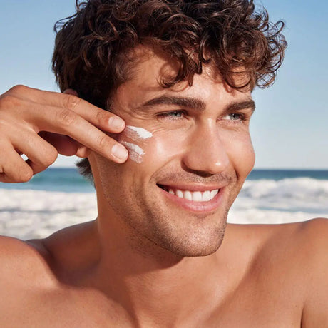 Fotoprotector ISDIN Fusion Water Magic SPF 50 protege con textura ligera y fresca.