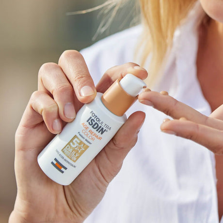 Fotoultra ISDIN Age Repair Color Fusion Water SPF 50 protege y corrige el tono.