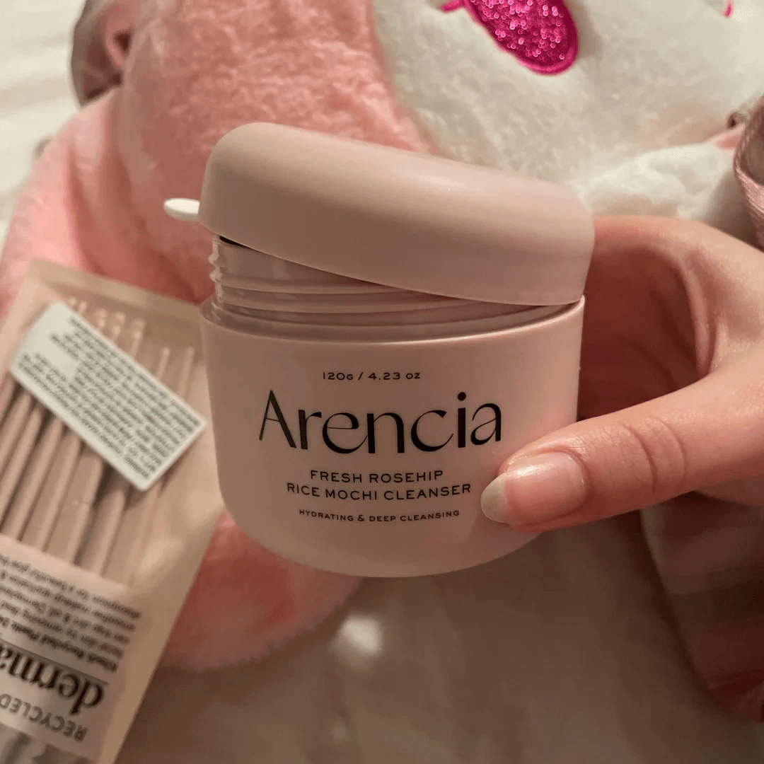 Limpiador facial de Arencia con rosa mosqueta rica en antioxidantes y arroz para una piel equilibrada y radiante.