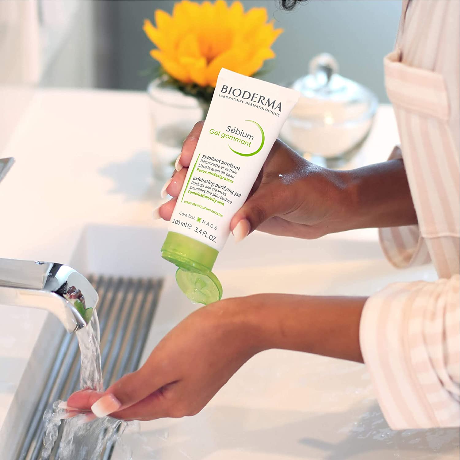 Sébium Gel Gommant Bioderma desobstruye poros y reduce puntos negros visibles.