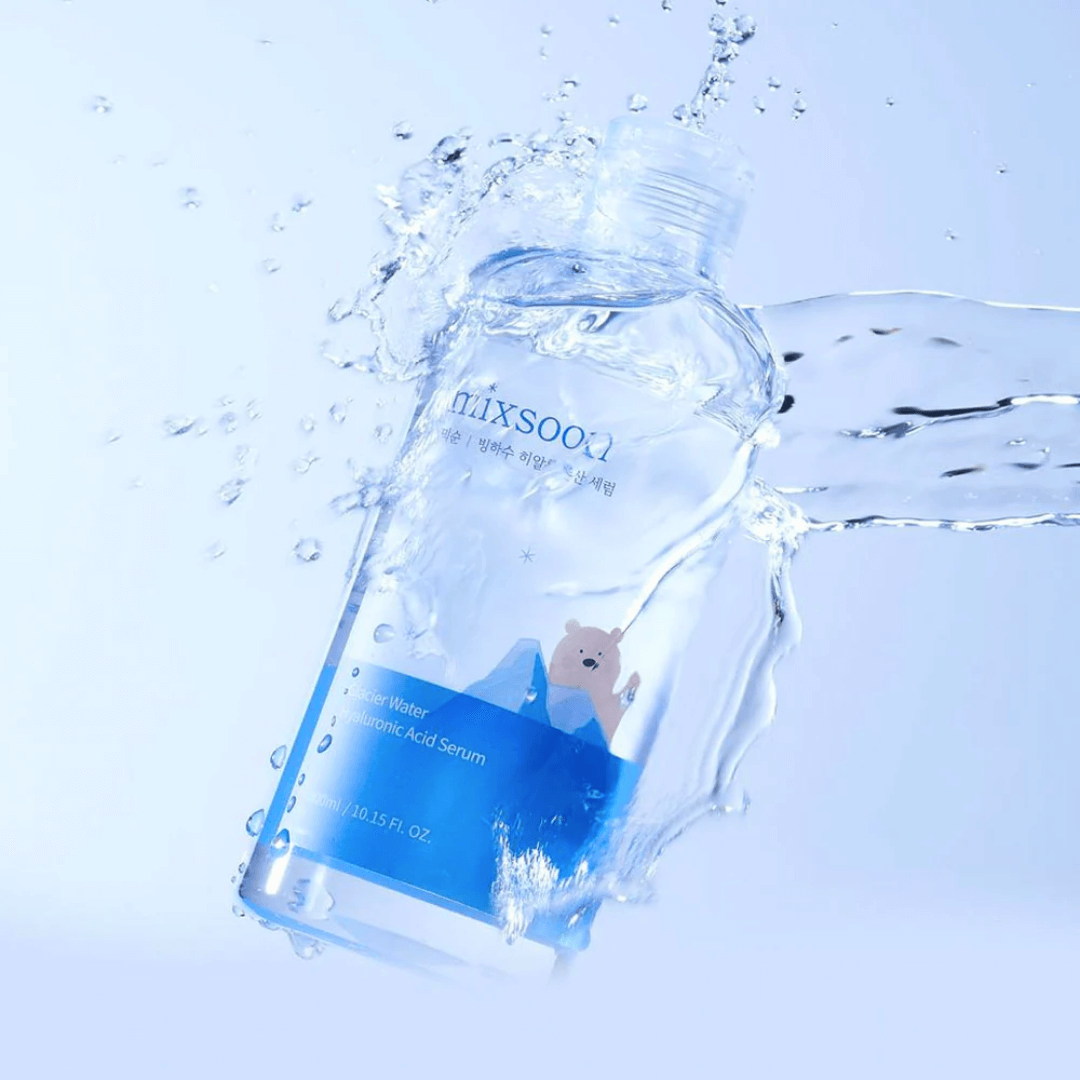 Sérum Mixsoon con agua de glaciar y ácido hialurónico, fórmula ligera que retiene la humedad en la piel.