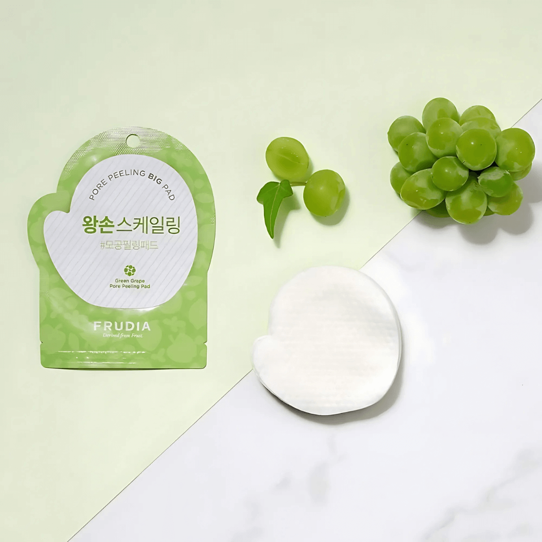 Green Grape Pore Peeling Pad de Frudia exfolia suavemente con extracto de uva verde.