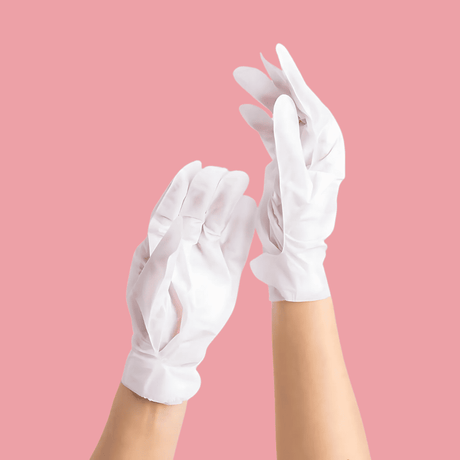 Guantes de tratamiento By Silk para manos suaves, nutridas y visiblemente más lisas.