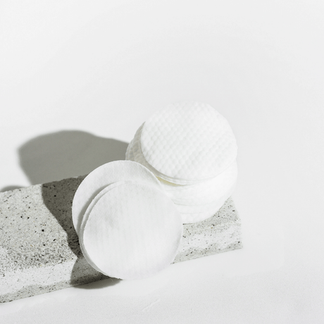 Celimax Heartleaf BHA Peeling Pad con propiedades calmantes y una exfoliación suave.