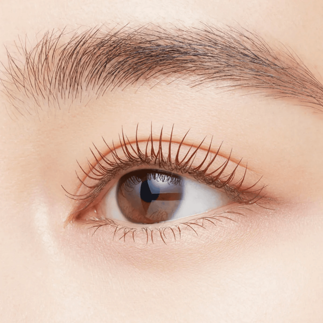 Heroine Make Long & Curl Mascara Advanced Film para alargar, definir y mantener la curvatura de las pestañas durante horas.