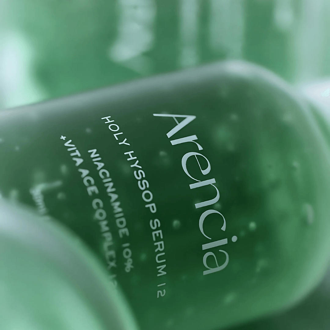 Arencia Holy Hyssop Serum 12 que refuerza la barrera cutánea y deja la piel más uniforme.